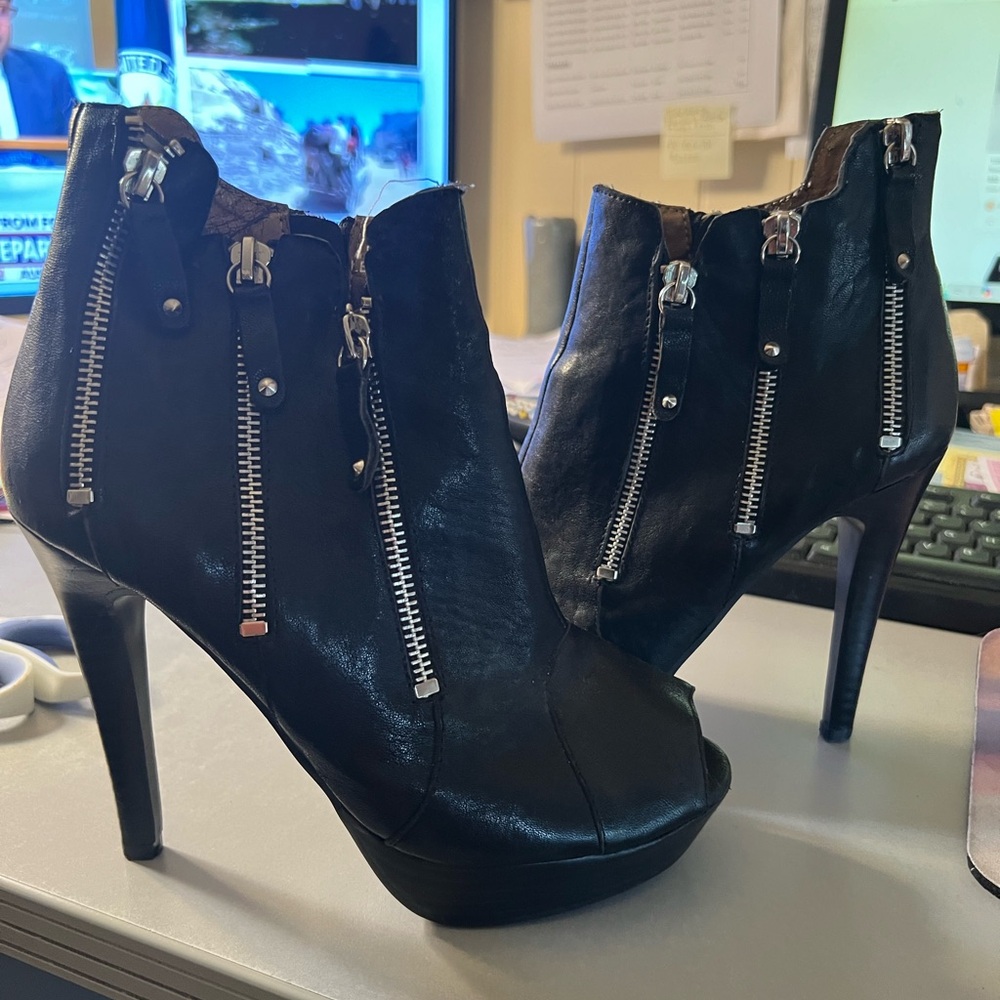 N.Y.L.A BLACK PEEP TOE LEATHER  BOOTIES SIZE 8